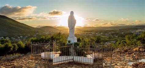 panorama di Medjugorje con la collina delle apparizioni in lontananza