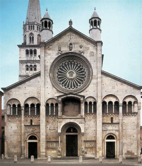 Veduta esterna della Cattedrale di Alife in stile romanico