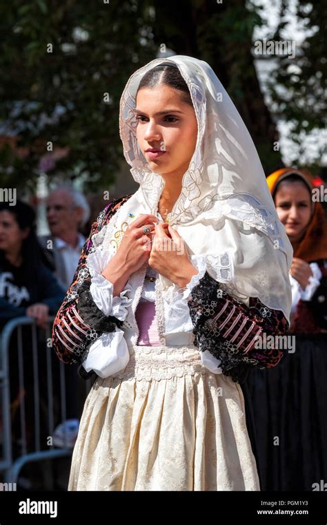 Foto panoramica della sfilata di costumi tradizionali a Nuoro