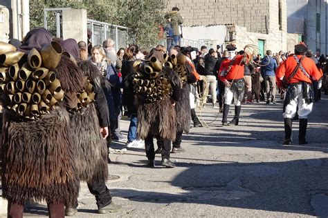 Maschere tradizionali sarde durante la sfilata