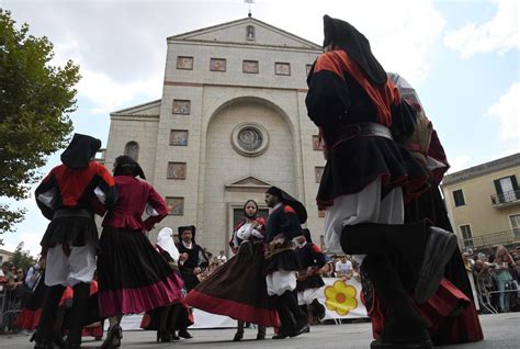 Cavalieri sardi in costume tradizionale durante la sfilata del Redentore