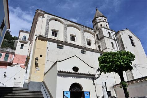 Foto panoramica di Cetara con la Chiesa di San Pietro Apostolo in evidenza