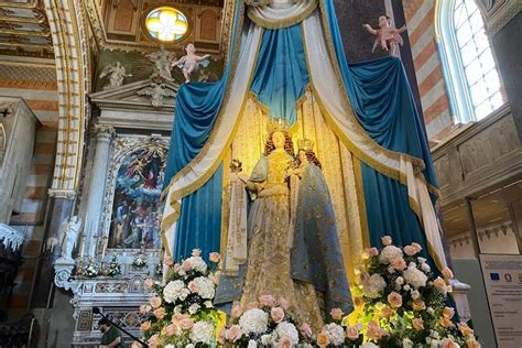 Foto di un raduno di altamurani all'estero con riferimento alla Madonna del Buoncammino