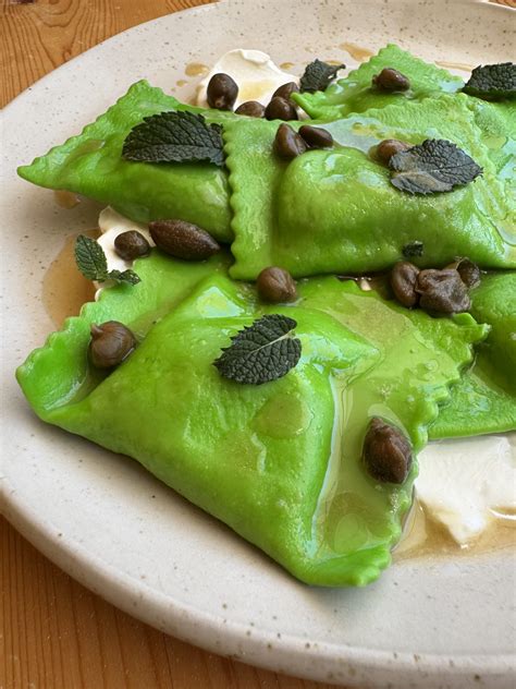 Ravioli verdi ripieni di ricotta pronti per la cottura