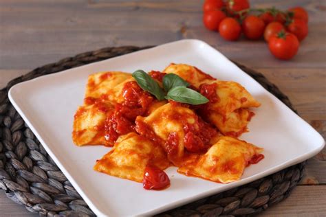 Piatto di ravioli ricotta e basilico conditi e pronti da gustare