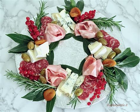 Composizione fotografica di alcuni piatti tipici serviti all'Agriturismo Miravalle: antipasto di salumi e formaggi, un primo piatto e un dolce