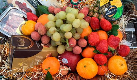Foto di prodotti agricoli freschi dell'azienda Miravalle: cesti di frutta, vasetti di marmellata e bottiglie di vino