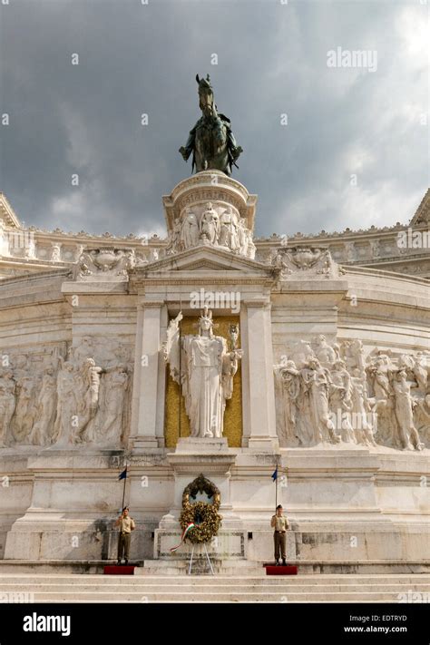 Veduta panoramica dell'Altare della Patria con la statua equestre di Vittorio Emanuele II