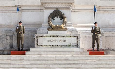Foto della Tomba del Milite Ignoto con la fiamma perenne e le guardie d'onore