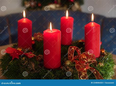 Corona d'Avvento con quattro candele accese