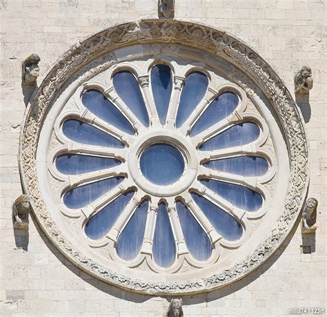 Dettaglio del rosone in ceramica della chiesa di Riano
