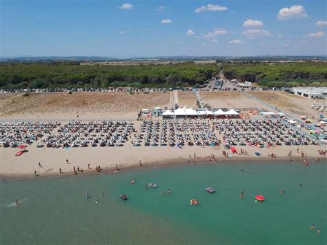 Foto panoramica della Spiaggia di Lido San Basilio con bagnanti e ombrelloni