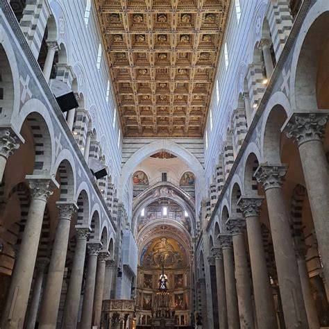 Veduta generale dell'interno della Cattedrale di Mantova, mostrando le navate e le coperture