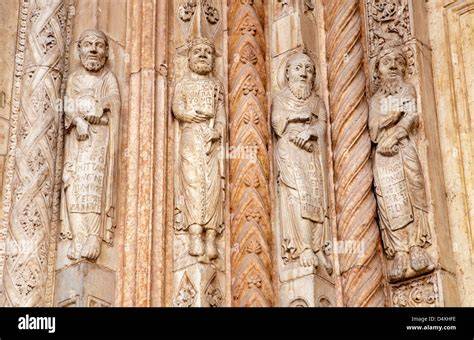 Dettaglio delle statue di Profeti e Sibille lungo la navata centrale, con accento sulla loro funzione didattica