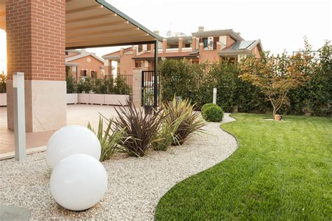 Foto tematica di un terratetto moderno con giardino
