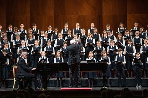 Direttore di coro che guida un ensemble vocale