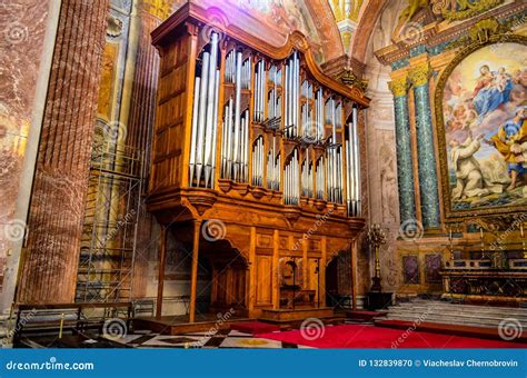 Organo in una chiesa, simbolo della musica liturgica