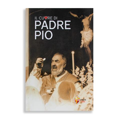 Tematica: La reliquia del cuore di Padre Pio esposta alla venerazione dei fedeli, folla di persone in preghiera