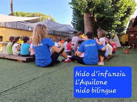 Bambini del nido d'infanzia esplorano l'ambiente esterno in un progetto sui mestieri