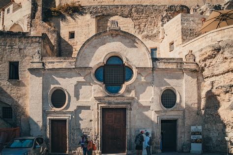 Interno della chiesa rupestre di San Pietro Barisano, che mostra le tre navate divise da pilastri scavati.