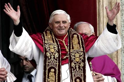 Benedetto XVI con il pallio
