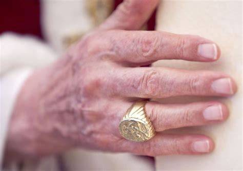 L'anello del pescatore di Benedetto XVI