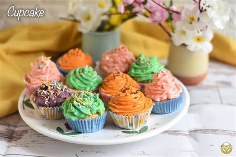bambini che decorano cupcake colorati con glassa e zuccherini