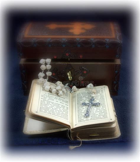 Immagine di un rosario e di un libro di preghiere aperto.