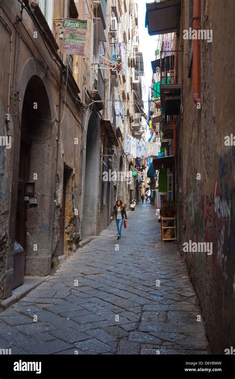 Foto di un vicolo stretto e caratteristico nel centro storico di Napoli