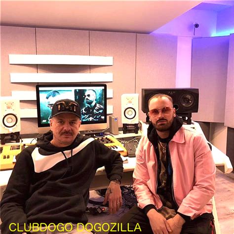 Rosario Miraggio in studio di registrazione con i Club Dogo