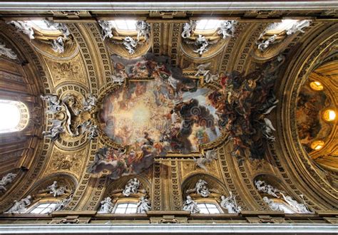 Dettaglio dell'affresco illusionistico sul soffitto della Chiesa del Gesù