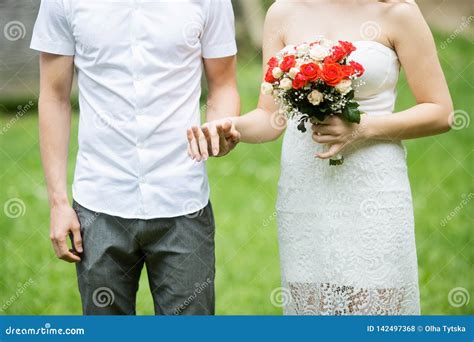 Coppia sposata che si tiene per mano, simbolo di purezza e impegno nel matrimonio