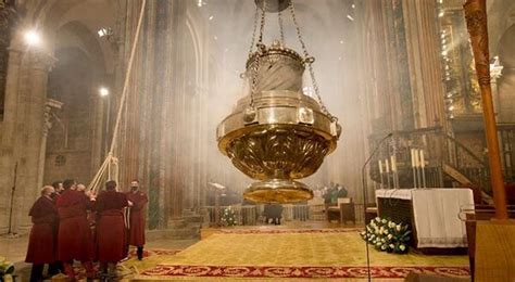 Illustrazione tecnica del funzionamento del Botafumeiro, con frecce che indicano il movimento e la forza necessaria per azionarlo.