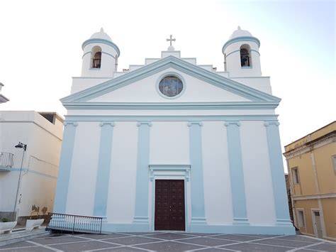 Foto della facciata della Chiesa di San Maurizio Martire a Calasetta