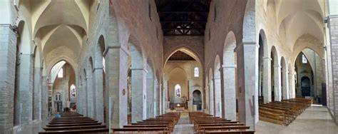 Interno della Chiesa di San Maurizio Martire con le tre navate e la volta a cassettoni