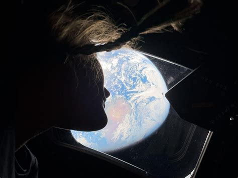 Foto della Space Window con la roccia lunare incastonata