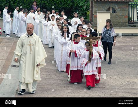Bambini vestiti di bianco durante la processione per la Prima Comunione