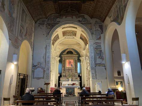 Foto esterna del Santuario delle Grazie a Rimini, con l'ingresso principale