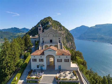 Foto esterna dell'Eremo di Montecastello con la statua di Cristo Re