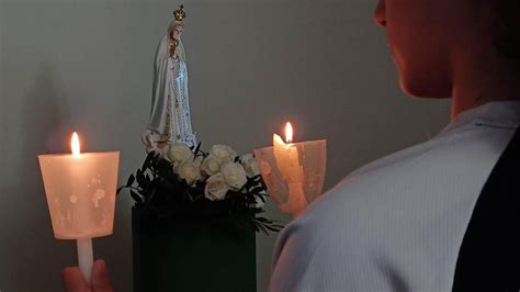 La Cappellina delle Apparizioni con fedeli che pregano e accendono candele