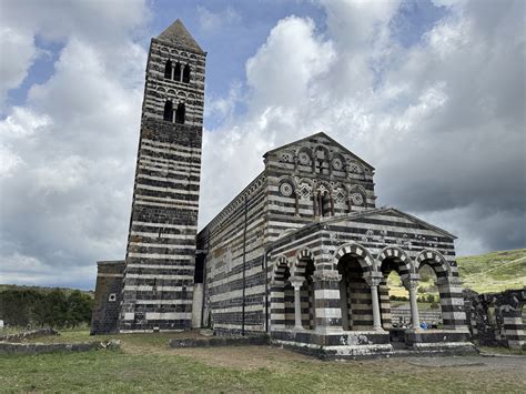 Architettura moderna ed essenziale della Basilica della Santissima Trinità