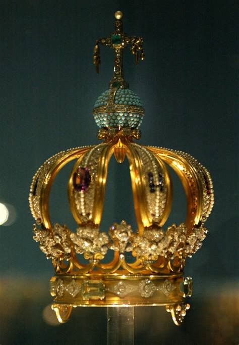 La corona della Madonna di Fatima con incastonato il proiettile dell'attentato a Giovanni Paolo II
