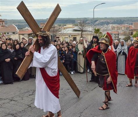 Rappresentazione artistica della Via Crucis nel paesaggio rurale di Fatima