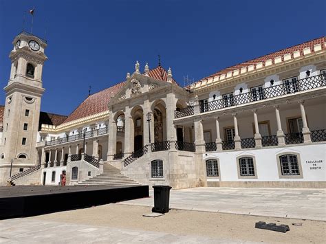 Veduta suggestiva di Coimbra con la sua storica Università in primo piano