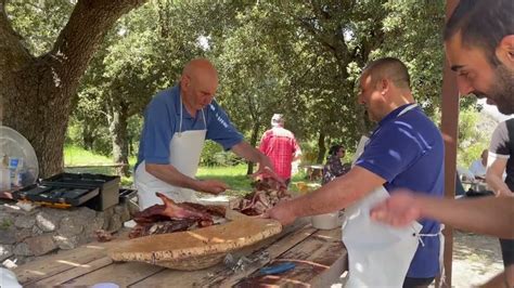 pastori con doni semplici come agnelli e ceste di cibo