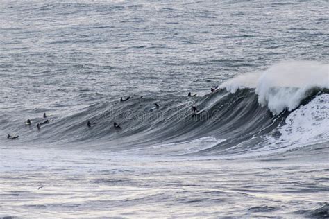 Surfisti che cavalcano le onde sulla costa ligure