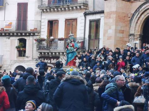 illustrazione di una processione con fedeli che recitano le litanie
