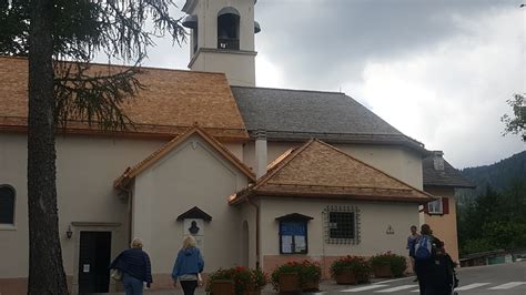 Foto panoramica del Santuario della Madonna delle Grazie a Folgaria con il paesaggio montano circostante