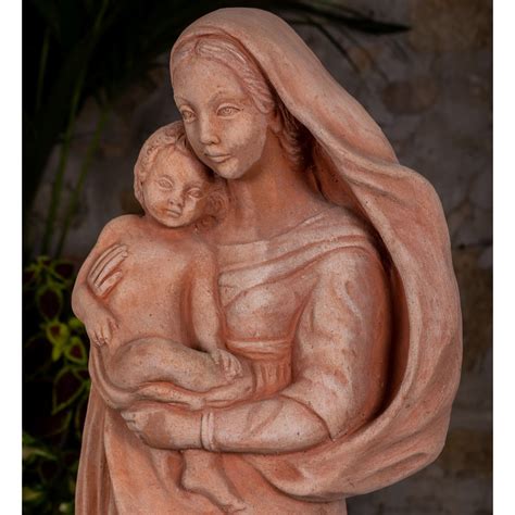 Primo piano della statua in terracotta della Madonna con Bambino venerata nel Santuario