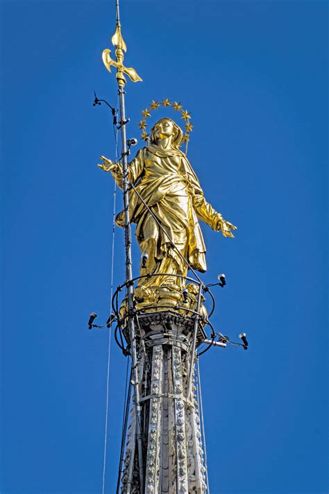 Immagine della copia della Madonnina del Duomo di Milano posta su colonna all'esterno del Santuario